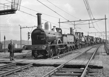 849580 Afbeelding van het transport van een aantal stoomlocomotieven van het Spoorwegmuseum bij Lunetten aansluiting te ...